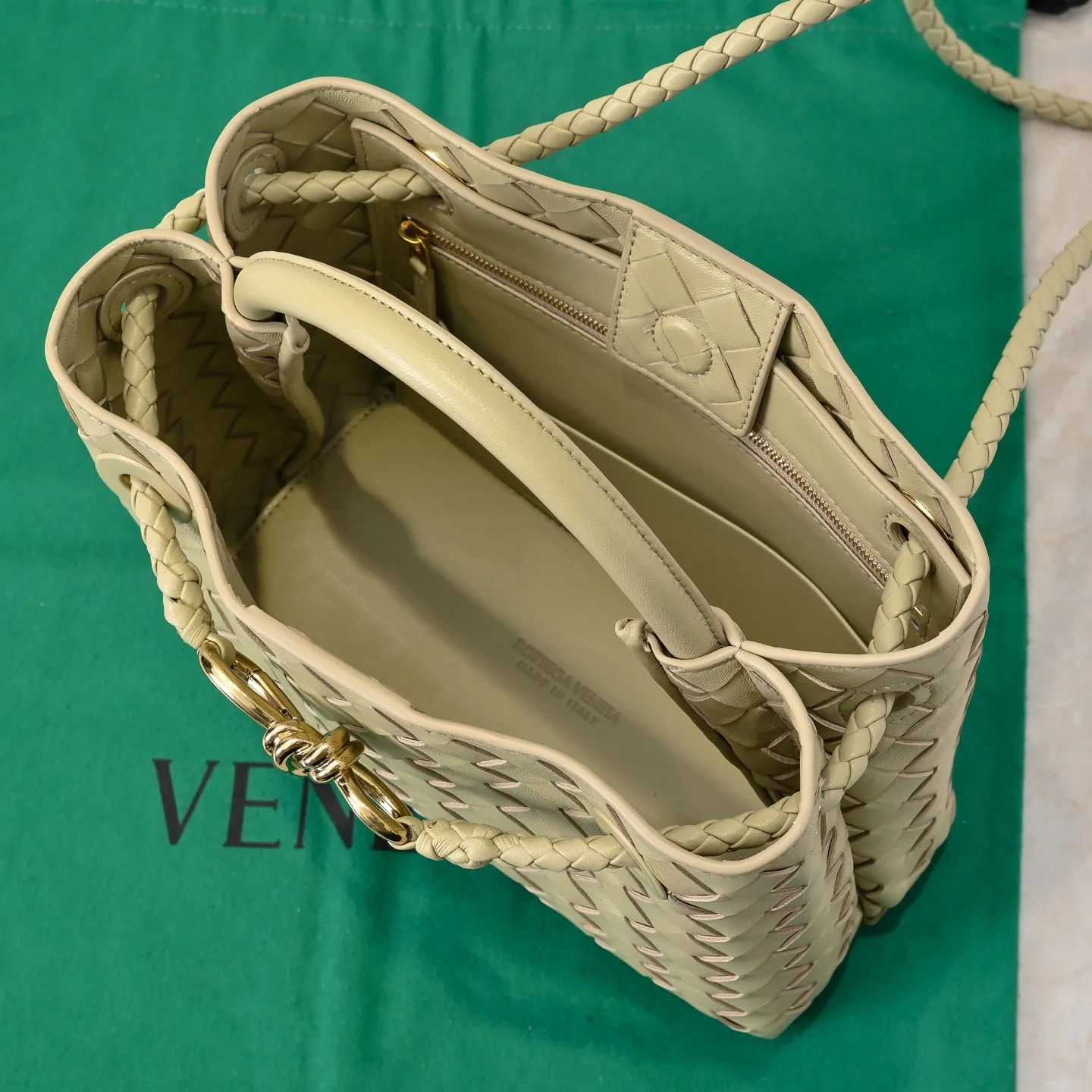 Batch 1860 B's 2023 spring and summer new style continues the brand's woven pattern style with detailed metal knot switch buckles. This time, the shoulder straps are also made into tube weaves, showing different craftsmanship. The carrying method is versatile to create more different styles. Intrecciato woven leather small handbag, equipped with sliding crossbody strap. Internal compartments, including 1 zipper pocket and 2 open pockets. Magnetic buckle closure. Size: 25*20*10cm Model: 7463#
